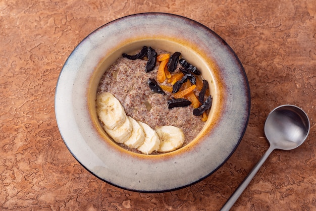 Vlas vegan pap van verse zaden met amandelen en gedroogde abrikozen op een lichte achtergrond. Bron Omega 3.