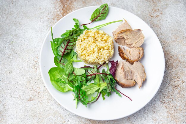 Vlees bulgur en salade bladeren sla verse voeding gezonde maaltijd voedsel dieet snack op tafel