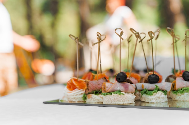 Vlees canapeetjes op witte tafel op catering voor bedrijf