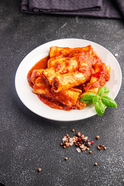 vlees cannelloni pastagerecht gevulde tomatensaus gezonde maaltijd eten snack dieet op tafel