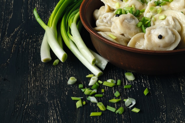 Vlees dumplings in keramische schijf op tafel