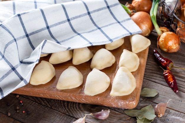 Vlees dumplings - Russische pelmeni op houten tafel