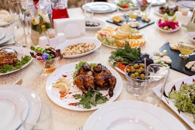 Vlees en eten op tafel in het restaurant