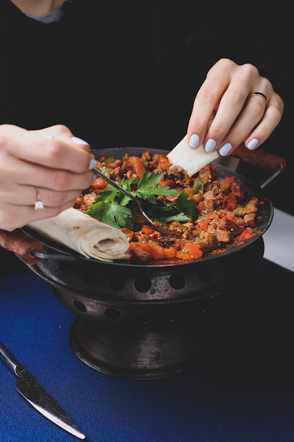 Vlees gebakken in traditionele pan Sac kavurma Turks eten