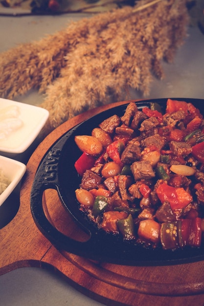 Vlees gebakken in traditionele pan sac kavurma turks eten