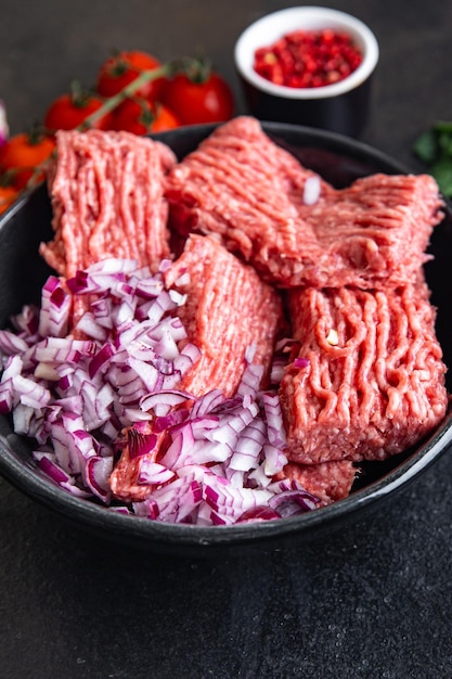 Vlees gehakt rauw varkensvlees rundvlees maaltijd snack op tafel kopieer ruimte voedsel