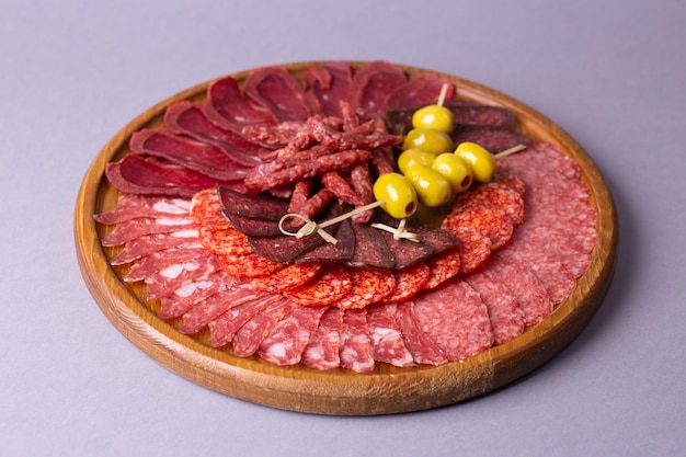 Vlees gesneden uit delicatessen op een houten stand