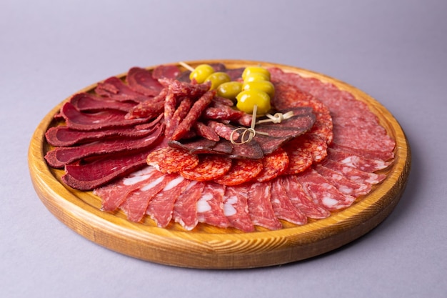 Vlees gesneden uit delicatessen op een houten stand