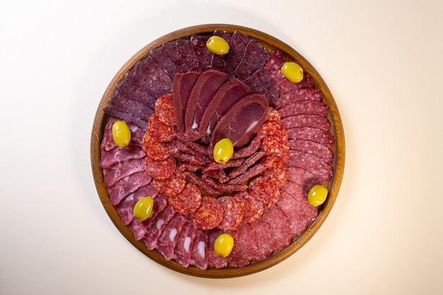 Vlees gesneden uit delicatessen op een houten standtop