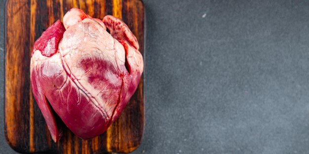 vlees hart rauw slachtafval varkensvlees of rundvlees maaltijd eten snack op tafel kopie ruimte voedsel achtergrond rustiek