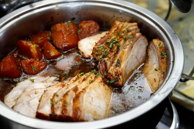 Vlees in de pan klaar om te serveren