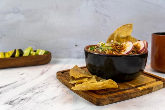 Vlees in zijn sap met geroosterde gouden tortilla bereid met radijsjes en pittige sauzen