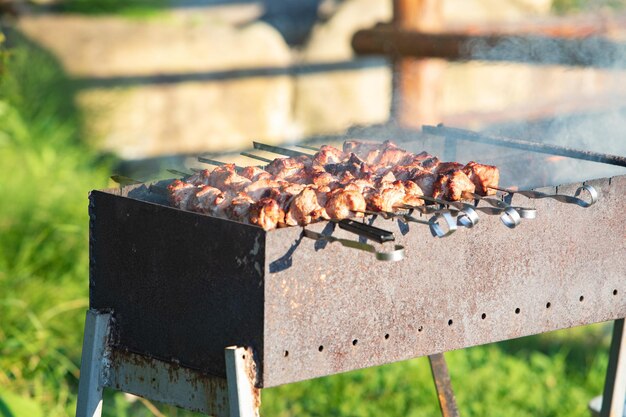 Vlees koken bij bbq vuur close-up