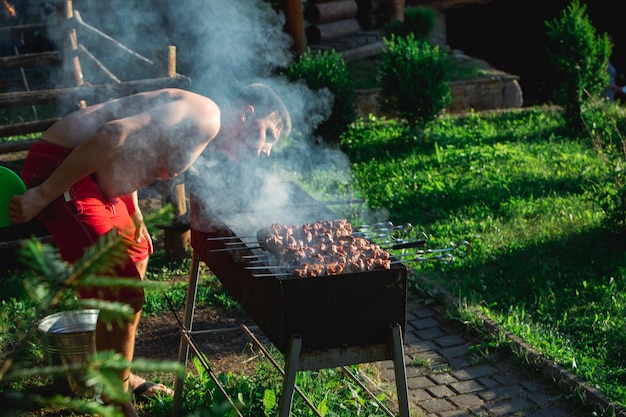 Foto vlees koken bij bbq vuur close-up