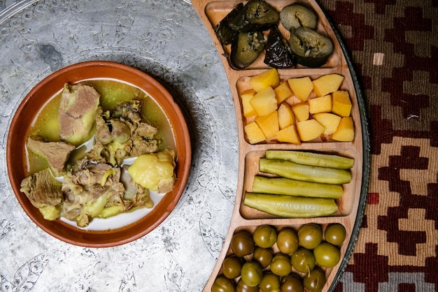 Vlees met aardappelstoofpot geserveerd op bord op donkere achtergrond