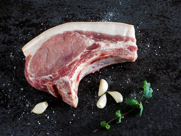 Vlees met specerijen op tafel