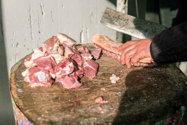 Vlees- of slagerij op vintage of oude markt Vers vlees op houten stomp