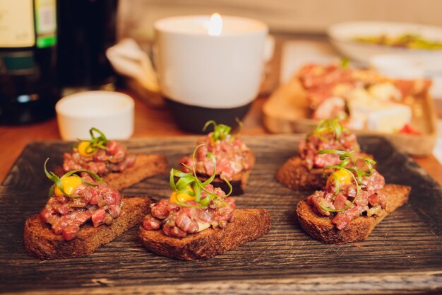 Vlees op gesneden stokbrood Kleine sandwiches aan boord Smakelijke maaltijd in Italiaans café Bewezen recept van bruschetta