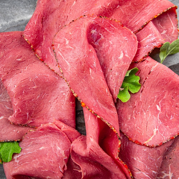 vlees pastrami sappig rundvlees maaltijd kalfsvlees voedsel snack op tafel kopie ruimte voedsel achtergrond rustieke top