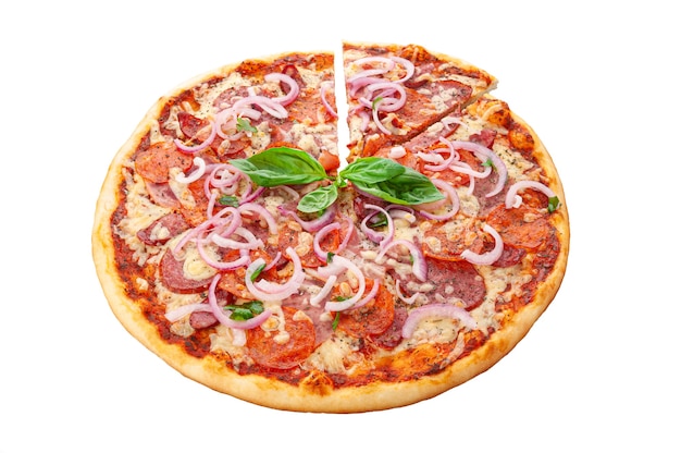 Vlees pizza. Mozzarella kaas, Cervelat, Ham, Koud gerookte varkensvlees balik, Gerookte borst, Pepperoni worstjes, Roomsaus, Rode ui, Oregano. Witte achtergrond. Geïsoleerd. Detailopname.