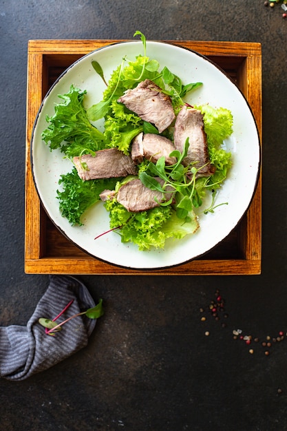 Vlees salade groenten sappige kalfsvlees segment op tafel