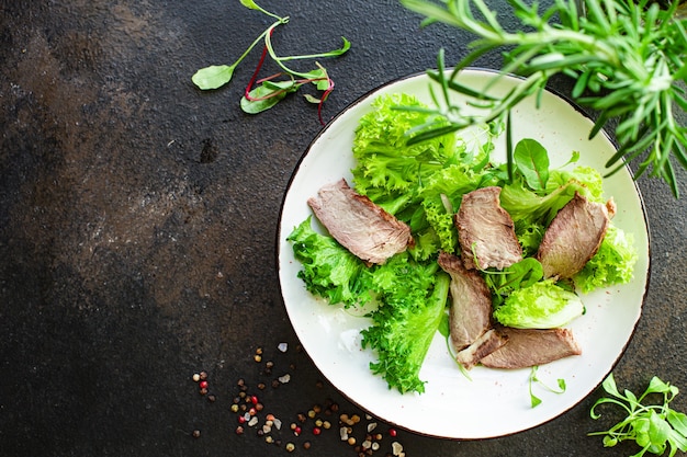 Vlees salade groenten sappige kalfsvlees segment op tafel