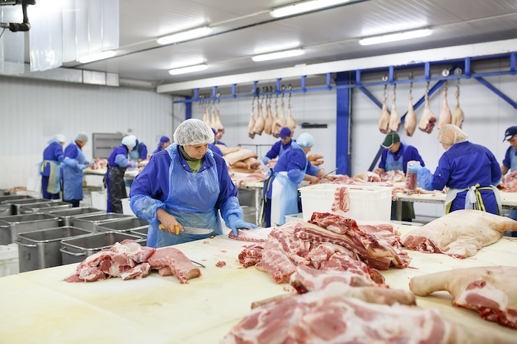 Foto vlees snijden in slachthuis