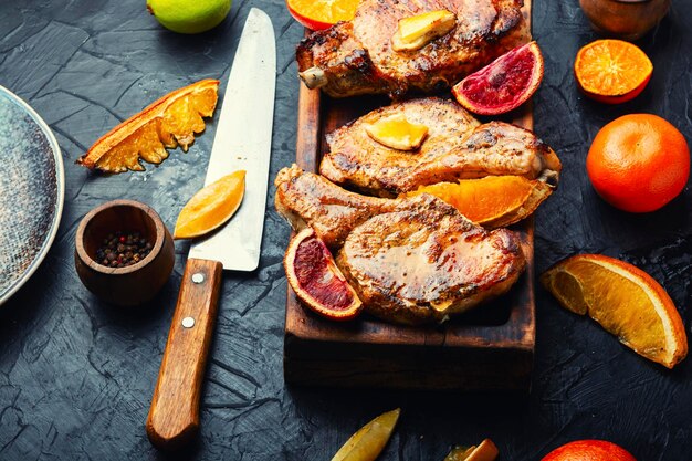 Vlees steak gebakken met citrusvruchten