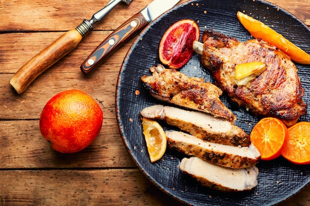 Vlees steak gebakken met citrusvruchten