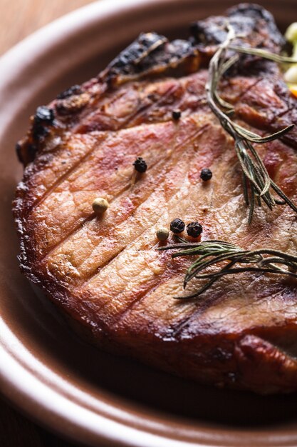 Vlees steak geroosterd op de grill met kruiden op de plaat