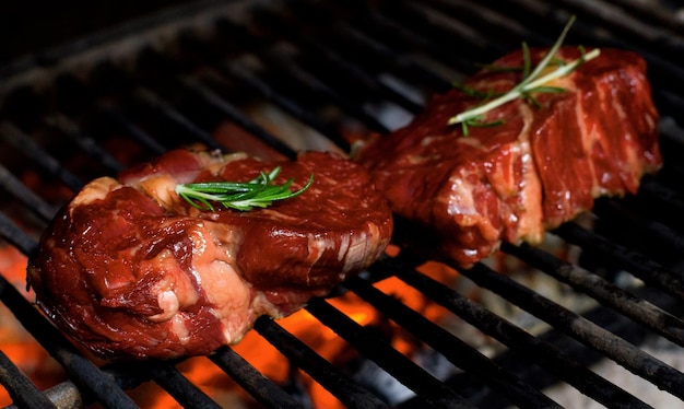 Vlees steak in vuur en vlam koken