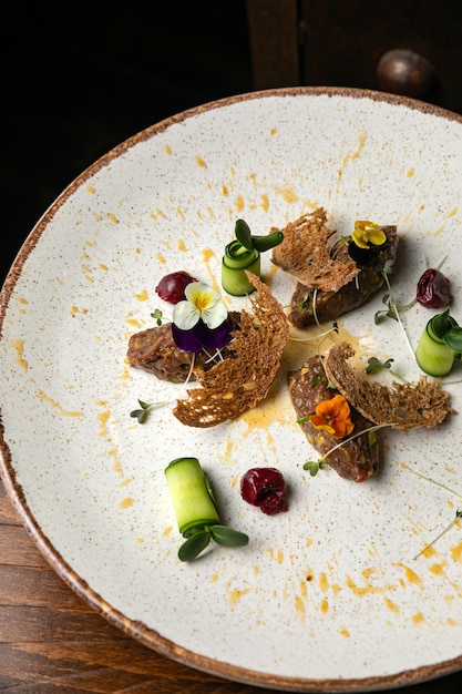 Vlees tartat op een bord in een premium restaurant