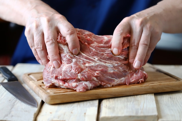 Vlees voorbereiden voor barbecue.