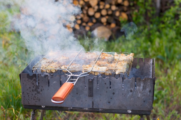 Vlees wordt gebakken op een rooster op de grill