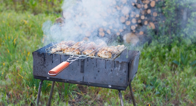 Vlees wordt gebakken op een rooster op de grill