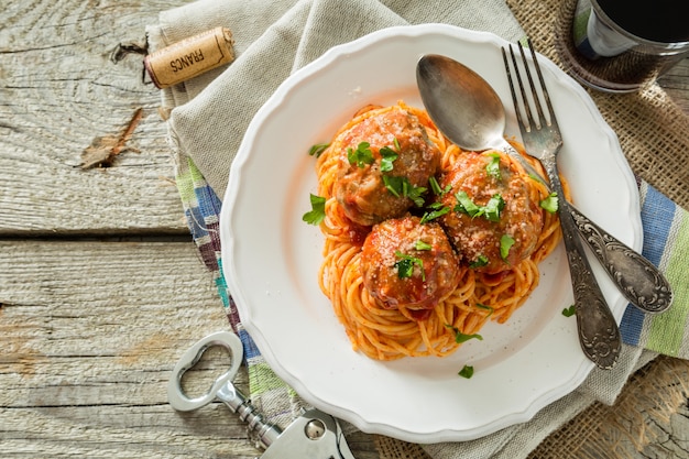 Vleesballen en spaghetti op witte plaat