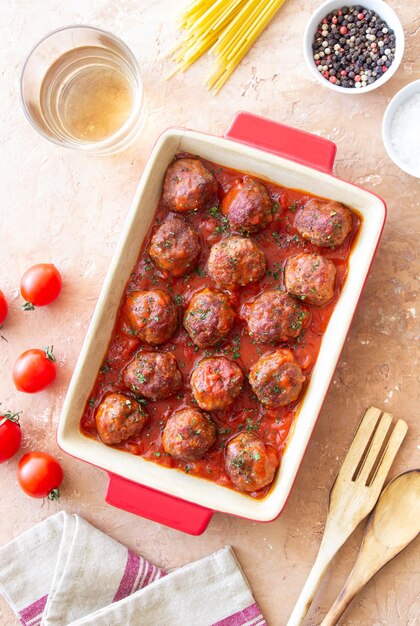 Vleesballen in tomatensous met kruiden Paste Italiaanse keuken