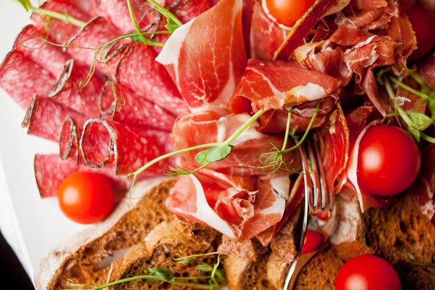 vleesbord Eetplateau met heerlijke salami stukjes gesneden hamworst cherrytomaatjes