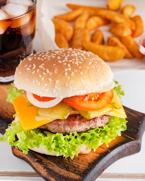 Vleesburger Runderburger op een houten plank Close-up