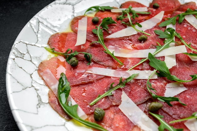 Vleescarpaccio met kaas en rucola bloemen