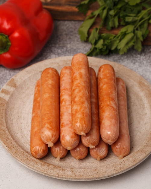 Foto vleesdelicatessen voor de feesttafel. hotdog worstjes