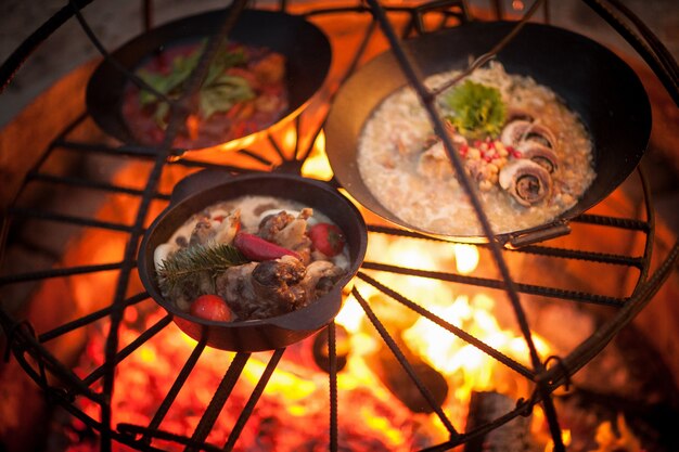 Vleesgerechten koken in vuur en vlam