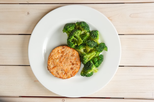 Vleeskotelet met kaas en broccoli