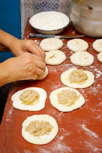 Vleespasteien koken in de huiselijke keuken