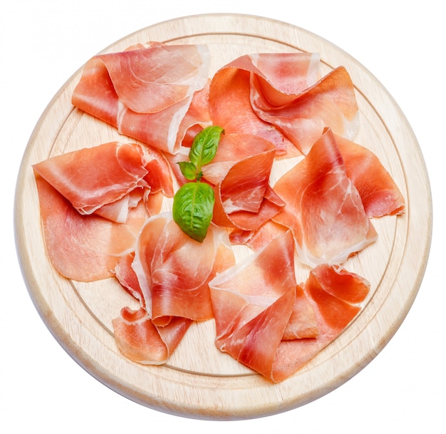 Vleesplaat van Italiaanse prosciuttocrudo of Spaanse jamon op houten scherpe raad