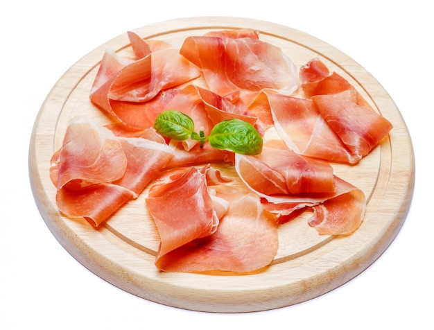 Vleesplaat van Italiaanse prosciuttocrudo of Spaanse jamon op houten scherpe raad