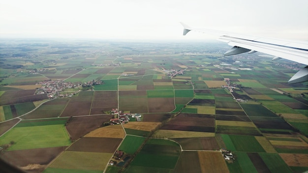 Vleugel van een vliegtuig boven het landschap