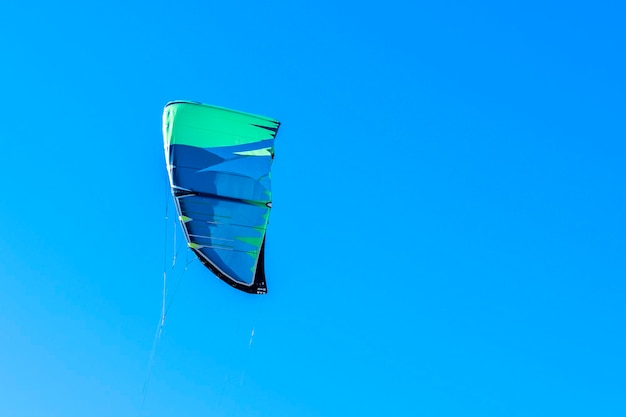 Vleugel van kitesurfen tegen de blauwe lucht Kitesurfen op zee