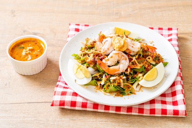 Vleugelboon of Betelnoten Pittige Salade met Garnalen en Garnalen