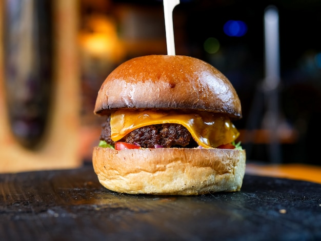 Vlezige hamburger in een restaurant